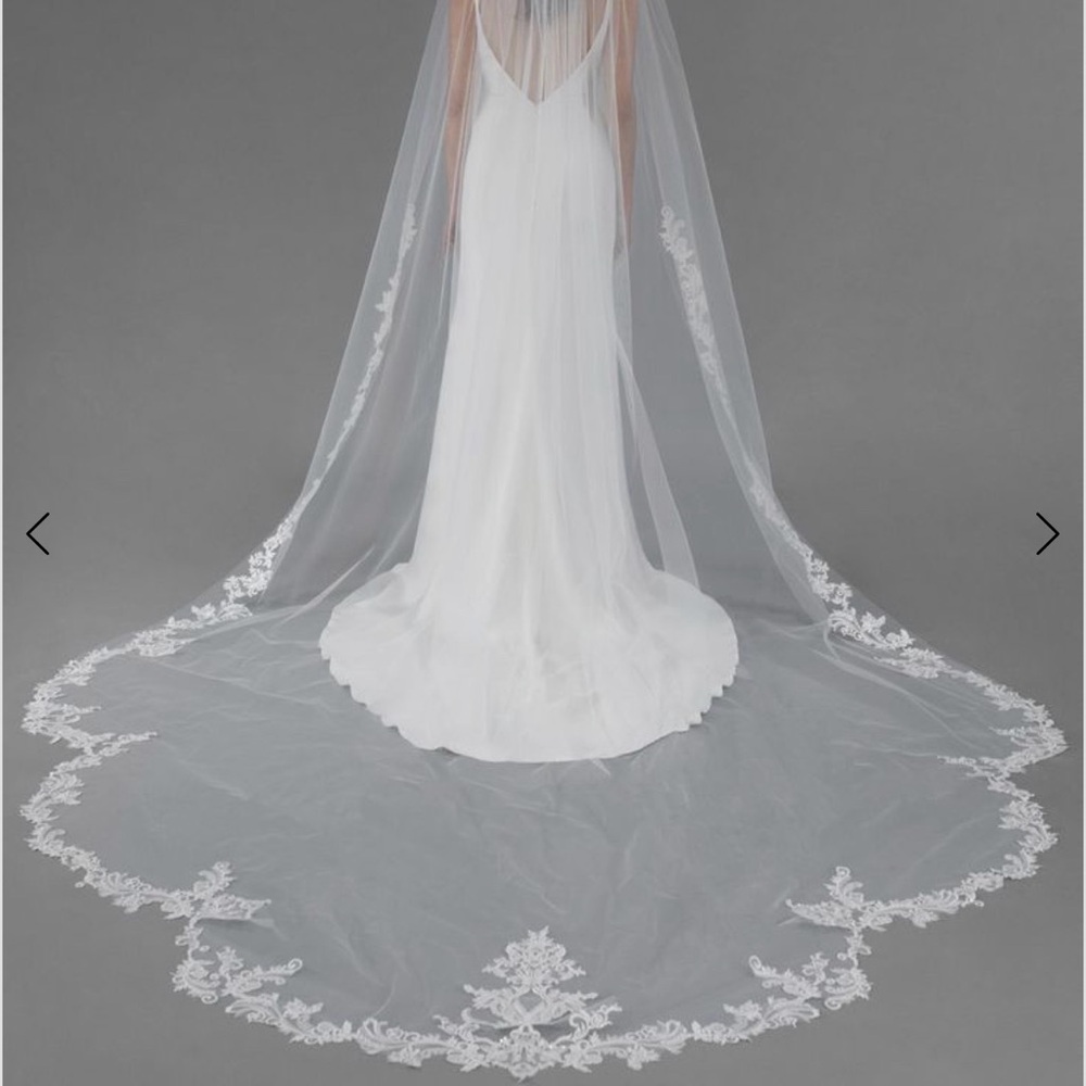 Grace & Goddess Elegant Ivory Lace-Edged Cathedral Veil AVL0140IV IVR
